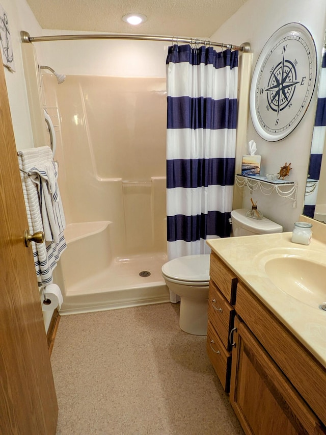 full bath featuring vanity, a shower with curtain, toilet, and a textured ceiling