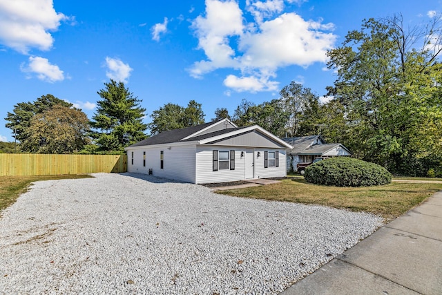 single story home featuring a front yard and fence