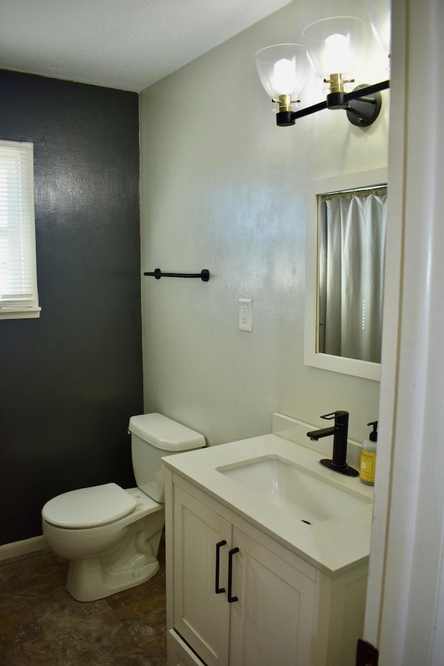 bathroom featuring vanity, an inviting chandelier, curtained shower, and toilet