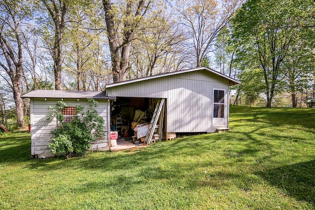 2457 County Road 1770, West Plains, MO 65775 - back of property featuring an outbuilding and a yard