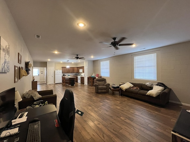 610 N Center St, Willow Springs, MO 65793 - living room featuring a ceiling fan, recessed lighting, dark wood-style floors, and visible vents