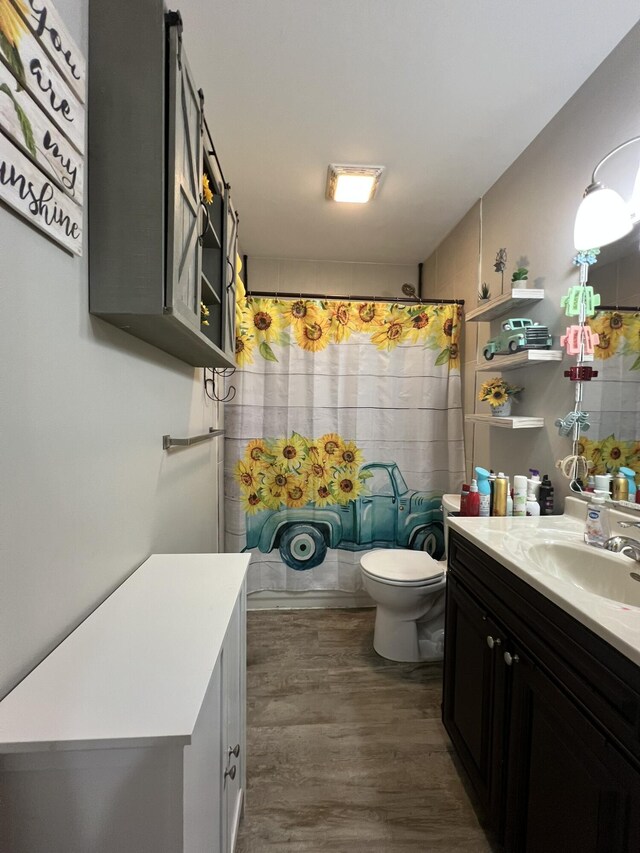 610 N Center St, Willow Springs, MO 65793 - full bath featuring vanity, curtained shower, toilet, and wood finished floors