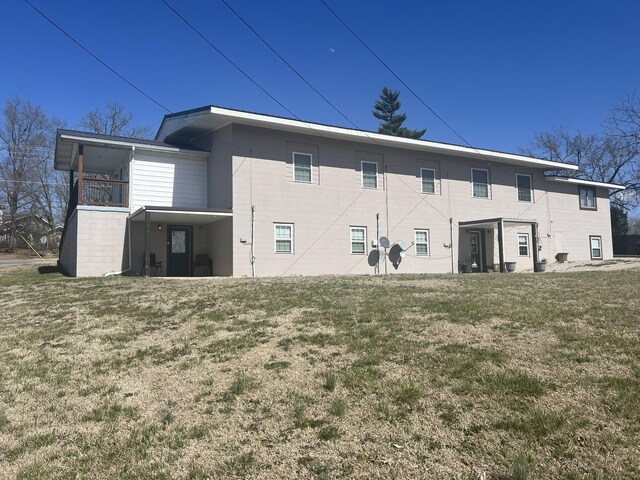610 N Center St, Willow Springs, MO 65793 - rear view of property with a yard