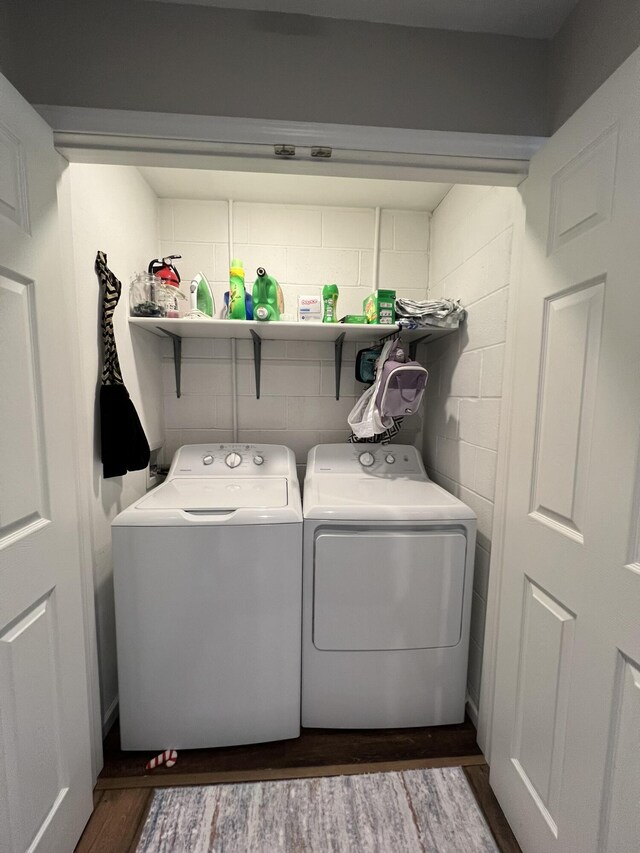 610 N Center St, Willow Springs, MO 65793 - laundry area featuring laundry area, concrete block wall, independent washer and dryer, and dark wood-type flooring