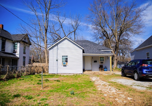 view of front of property featuring a front yard and fence