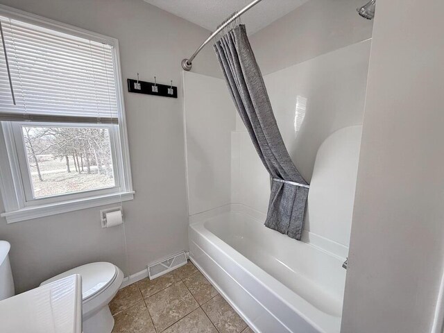 3100 E 354th Rd, El Dorado Springs, MO 64744 - bathroom featuring toilet, shower / bathtub combination with curtain, baseboards, and tile patterned flooring