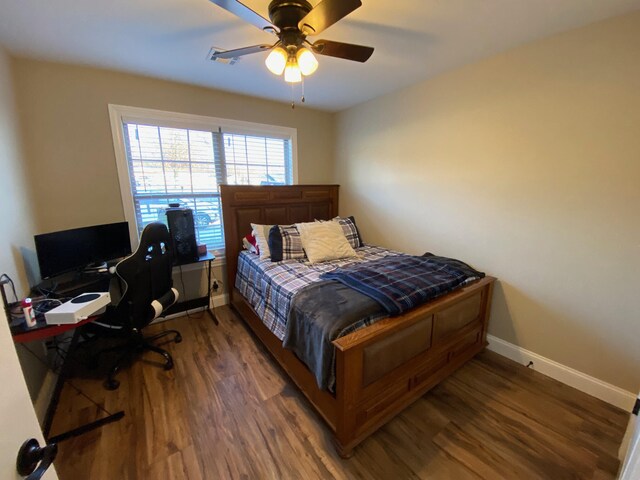 2520 S Schifferdecker Ave, Joplin, MO 64804 - bedroom featuring visible vents, wood finished floors, baseboards, and ceiling fan