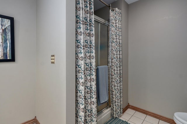 304 Reavley Dr, Lamar, MO 64759 - full bath with a shower with shower curtain, baseboards, toilet, and tile patterned floors