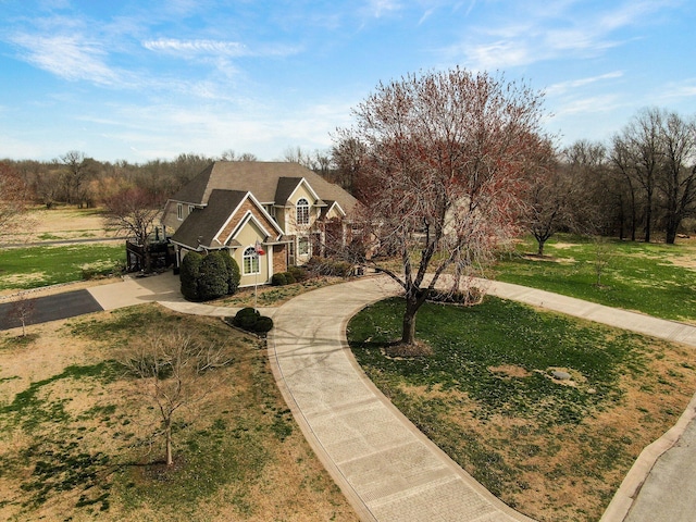 304 Reavley Dr, Lamar, MO 64759 - traditional-style home with a front yard and curved driveway