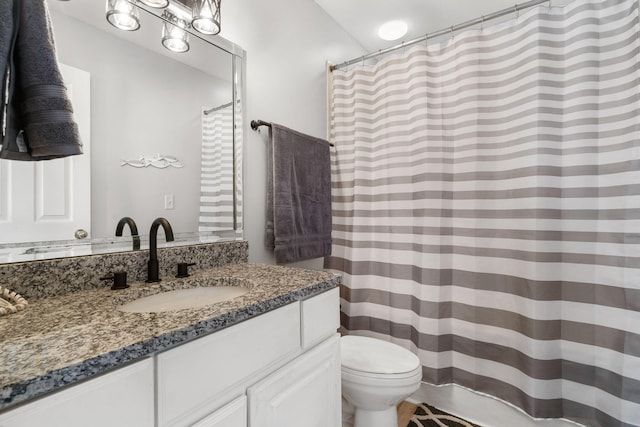 full bath featuring curtained shower, toilet, and vanity