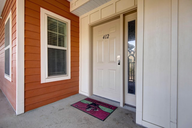 entrance to property featuring covered porch