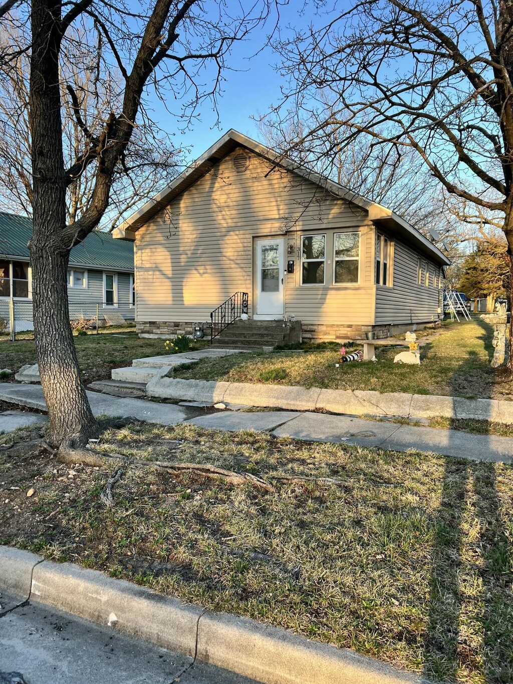317 Mc Connell Ave, Joplin, MO 64801 - bungalow-style home with crawl space