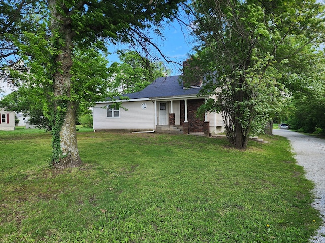 1622 W Fairview Ave, Carthage, MO 64836 - view of front of house with a front lawn and driveway