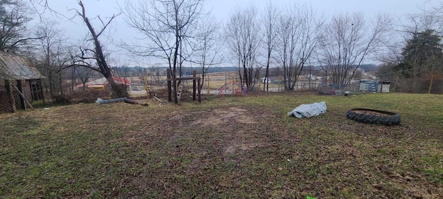 view of yard featuring an outbuilding