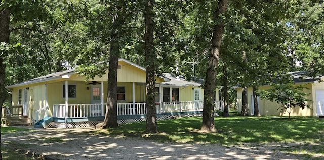 25193 Cedar Crest Dr, Hermitage, MO 65668 - view of front of house featuring ceiling fan, a porch, and a front lawn