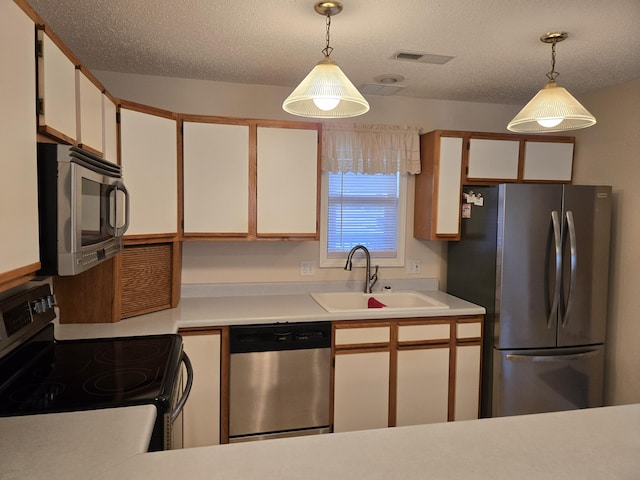 300 Port Dr Unit 5, Kimberling City, MO 65686 - kitchen with light countertops, a sink, pendant lighting, visible vents, and appliances with stainless steel finishes