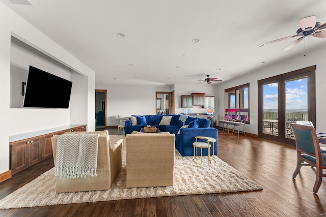 living area with dark wood-type flooring, a ceiling fan, and recessed lighting