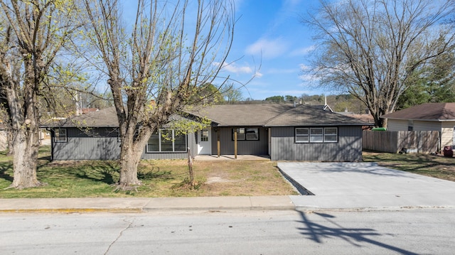 200 N Madison Ave, Mansfield, MO 65704 - view of front of home featuring fence and a front lawn