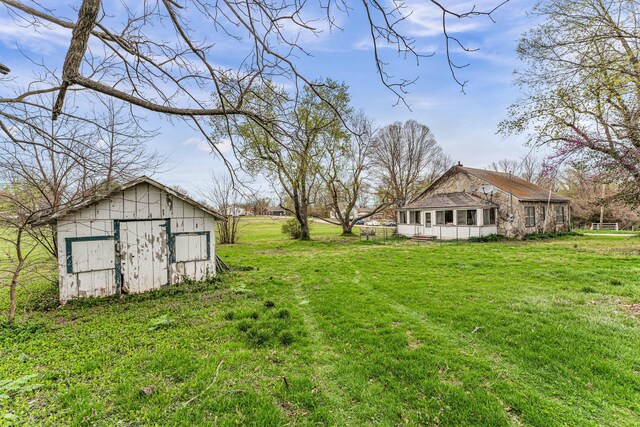 view of yard with an outdoor structure