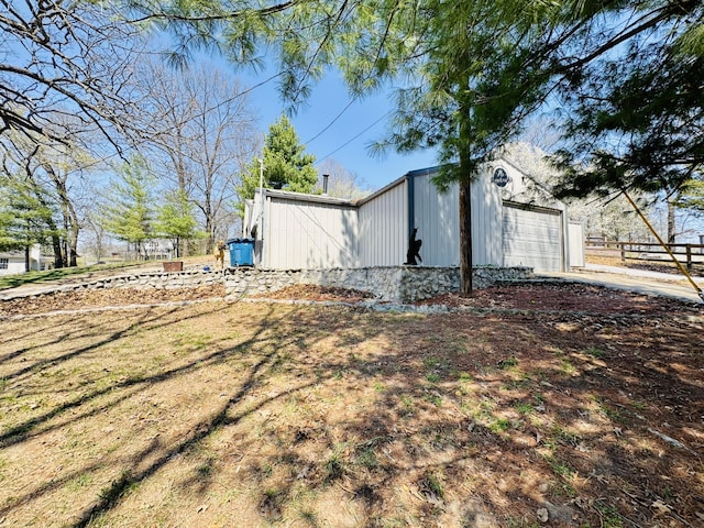 view of yard with an outdoor structure and a garage