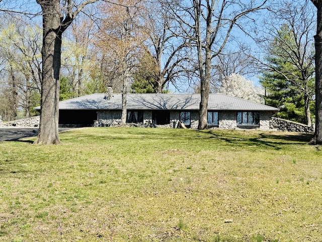 view of yard featuring a garage