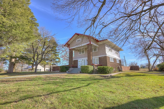 traditional-style house featuring a front lawn and fence