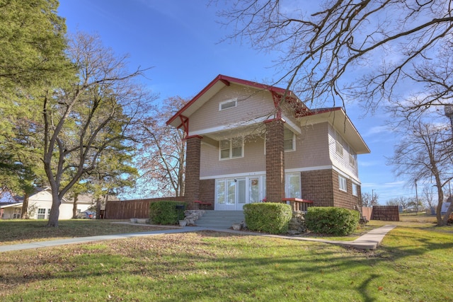 view of front of property featuring fence and a front lawn