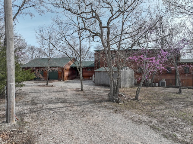 view of yard with an outdoor structure and gravel driveway