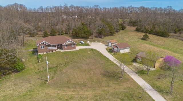 birds eye view of property featuring a forest view