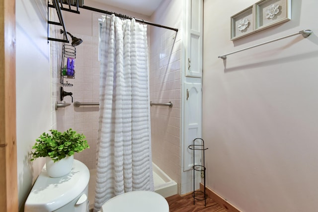 1428 Acacia Club Rd, Hollister, MO 65672 - full bathroom featuring a tile shower and toilet