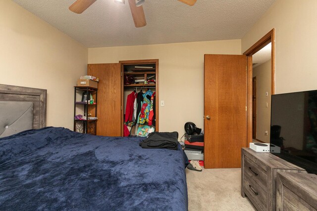 3740 W Glenwood Ct, Springfield, MO 65807 - bedroom with a closet, light colored carpet, a textured ceiling, and a ceiling fan