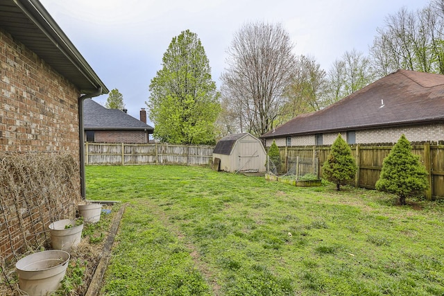 3740 W Glenwood Ct, Springfield, MO 65807 - view of yard featuring a storage shed, an outbuilding, and a fenced backyard