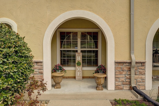 entrance to property with stucco siding