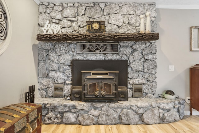 details featuring crown molding, visible vents, and wood finished floors