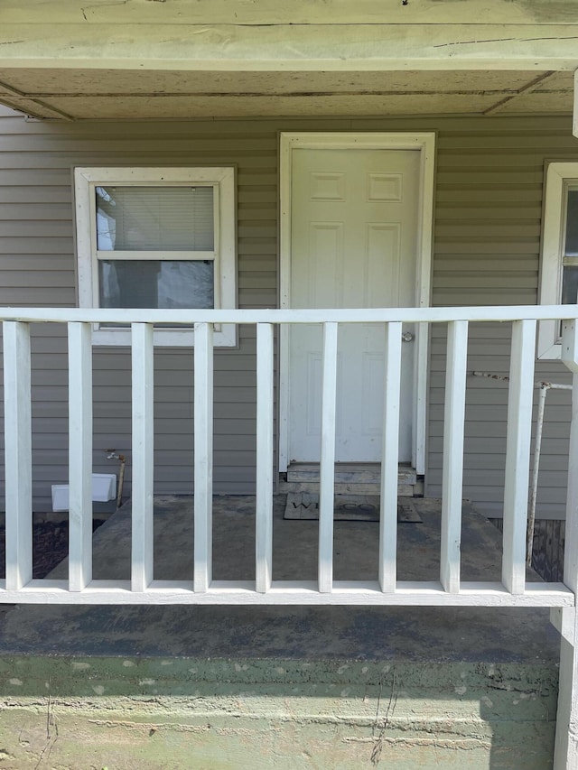 entrance to property featuring covered porch