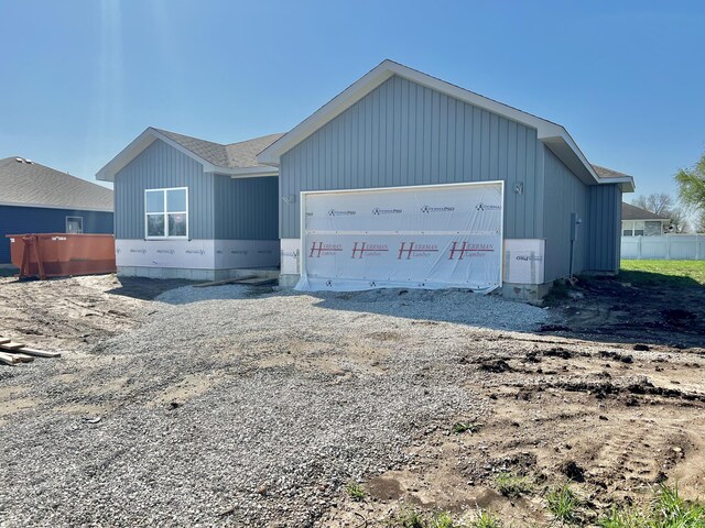 710 E Vivian St, Bolivar, MO 65613 - view of front of house with fence and a garage