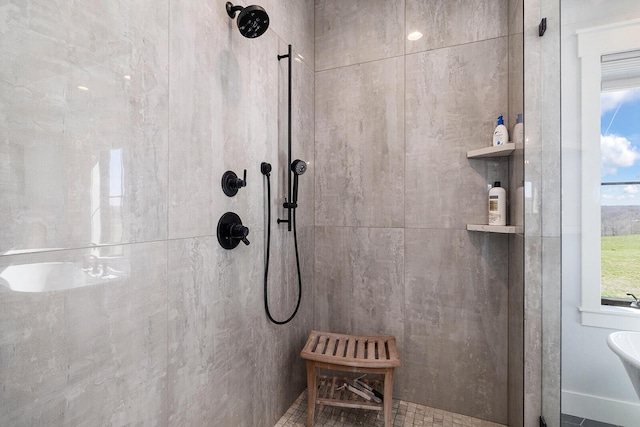 full bathroom featuring tiled shower