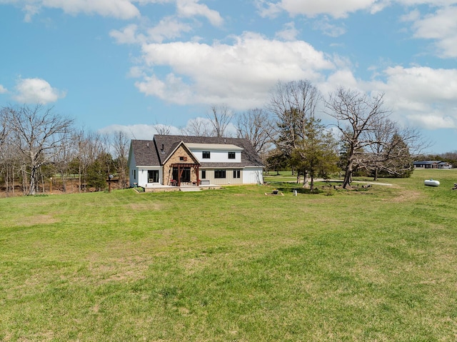 view of front of house featuring a front lawn and roof with shingles