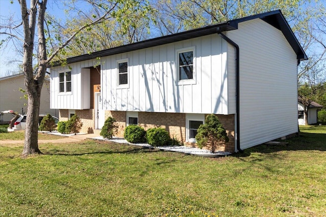 1945 Debra Dr, West Plains, MO 65775 - bi-level home featuring a front yard