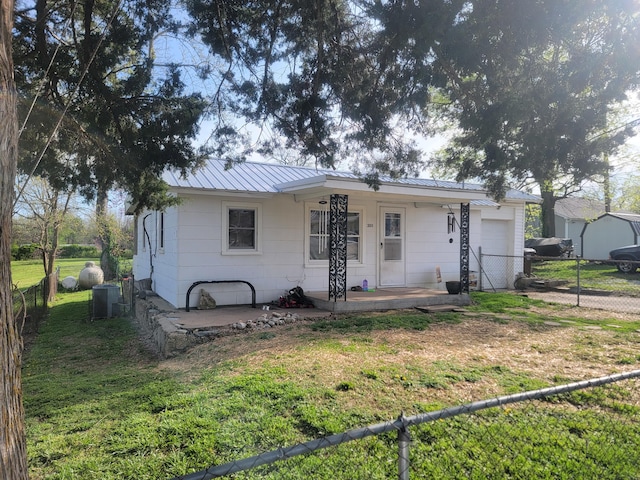 350 Kentling Ave, Highlandville, MO 65669 - bungalow featuring a front yard, metal roof, a garage, fence, and driveway