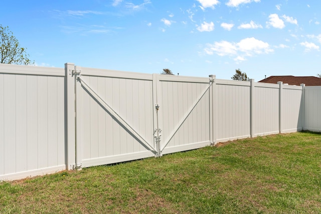 715 Woodlawn St, Marshfield, MO 65706 - view of gate featuring a yard and fence