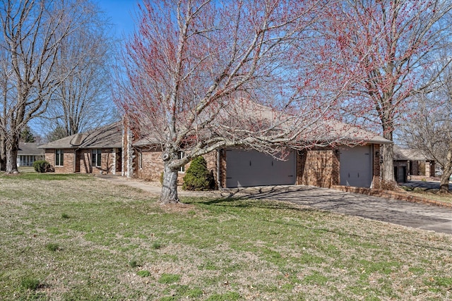 3131 E Southern Hills Blvd, Springfield, MO 65804 - view of front facade featuring a front yard, brick siding, and aphalt driveway