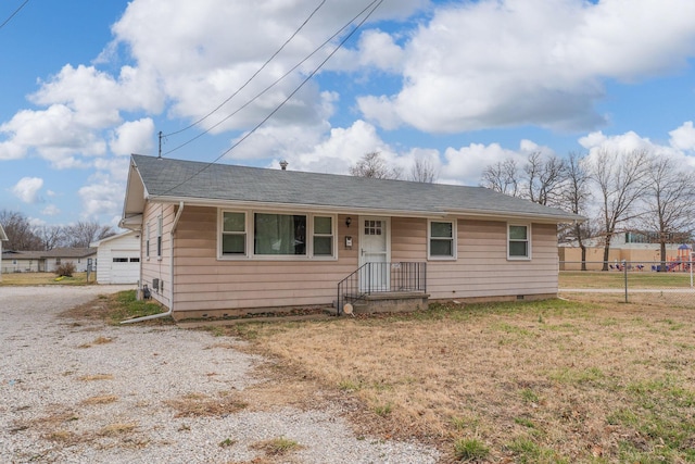 view of front of property featuring gravel driveway and fence