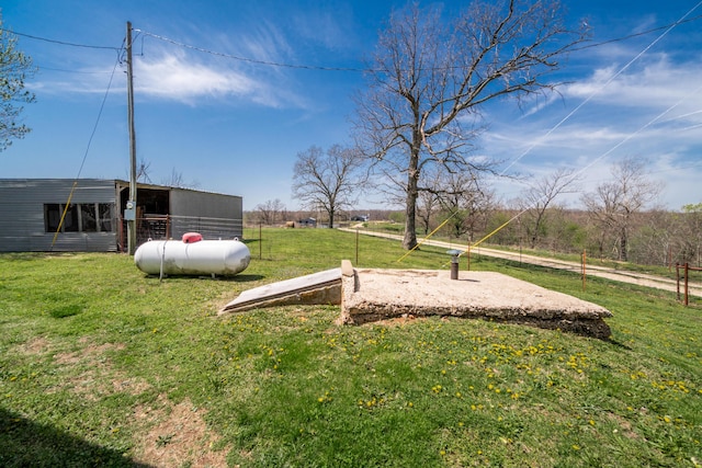 view of yard with an outdoor structure
