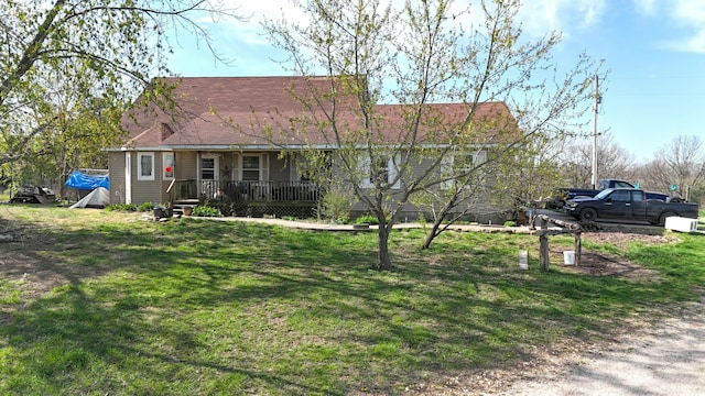 828 Burnett Rd, Seymour, MO 65746 - view of front facade featuring a porch and a front lawn