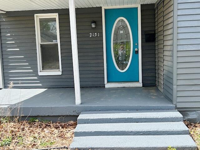entrance to property featuring covered porch