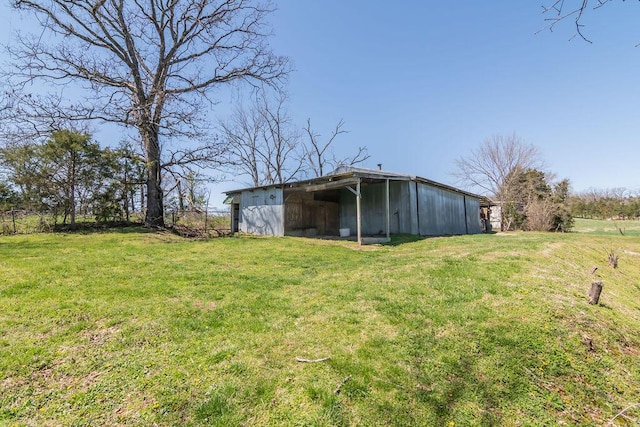 view of yard with an outbuilding