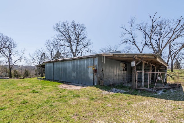 view of pole building featuring a yard