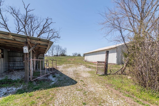 view of yard featuring an outbuilding