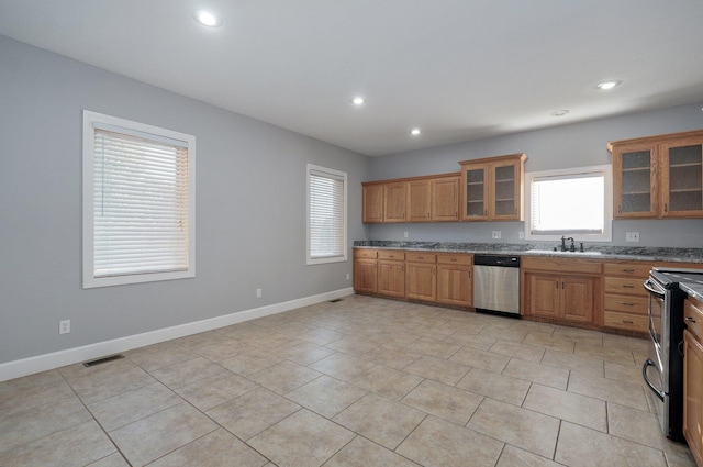 kitchen featuring visible vents, baseboards, a sink, appliances with stainless steel finishes, and recessed lighting